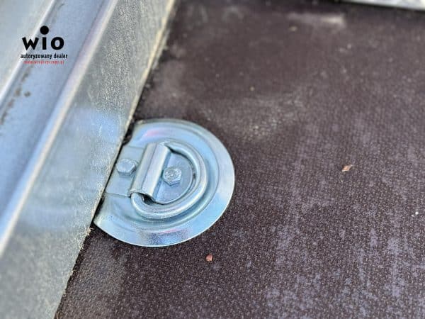 Wytrzymałe uchwyty podłogowe w przyczepce ZASŁAW 205SU